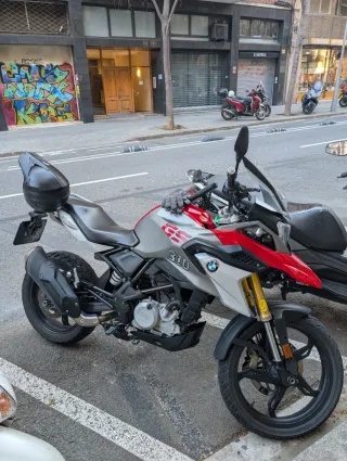 BMW GS 310 Adventure Moto Roja y Blanca