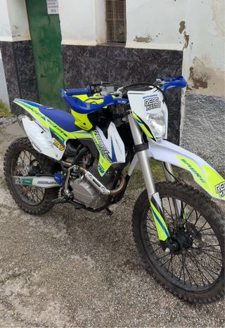 Moto campo Rebel Master 250