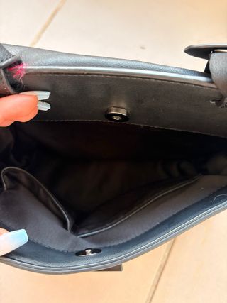 Bolso negro de mano