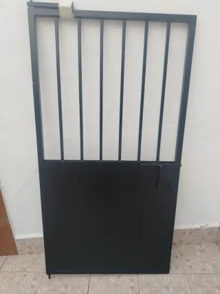 Puerta de hierro con barrotes y chapa
