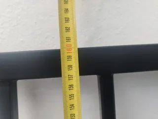 Puerta de hierro con barrotes y chapa