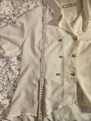 Camisa blanca vintage con perlas y botones dorados