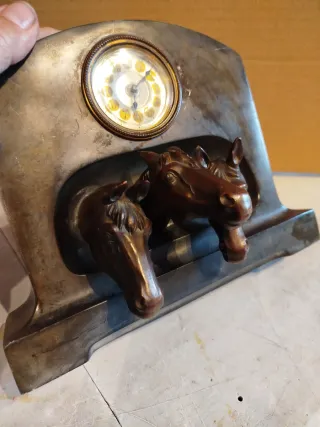 Reloj de sobremesa metal cabezas caballos