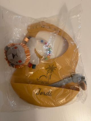 Babero bebé Jordi con accesorios