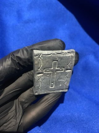 Lingote tipo medieval con cruz de plomo