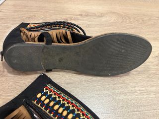 Sandalias con flecos y abalorios