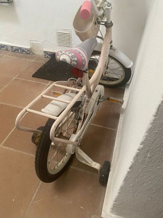 Bicicleta infantil rosa con casco de regalo