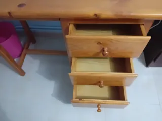 Escritorio madera maciza con cajones.