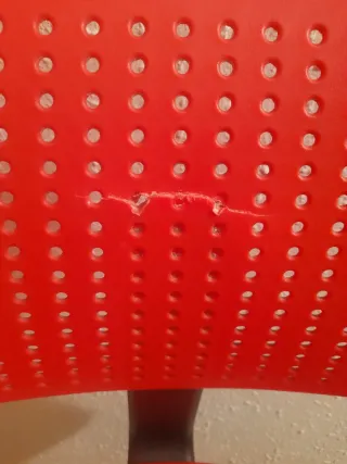 Silla de oficina roja con ruedas