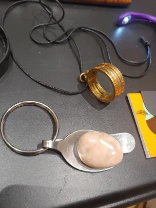 Llavero Coomonte + boligrafo puro + lupas luz etc.