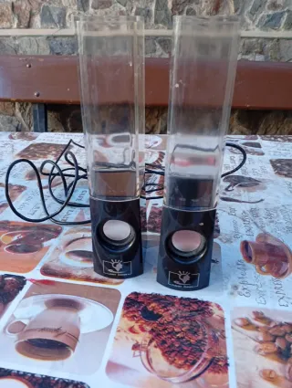 Dos altavoces transparentes