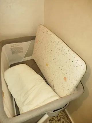 Cuna de viaje Loub gris y blanca