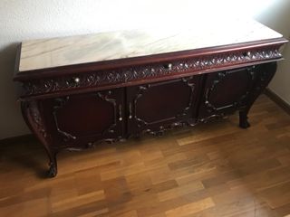 Aparador antiguo con tapa de mármol