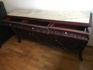 Aparador antiguo con tapa de mármol