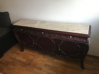 Aparador antiguo con tapa de mármol