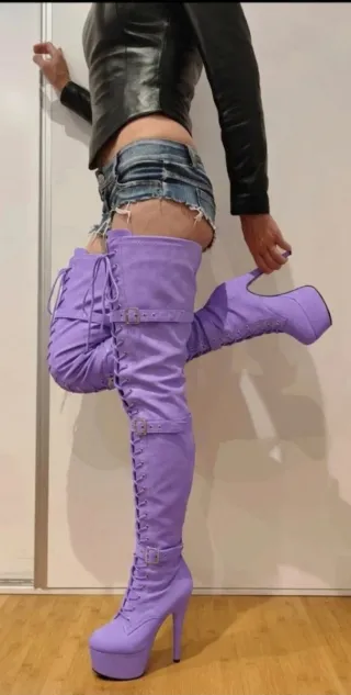 Botas altas moradas con cordones