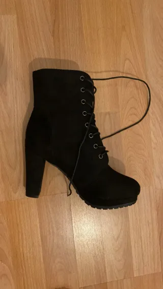 Botines negros con cordones