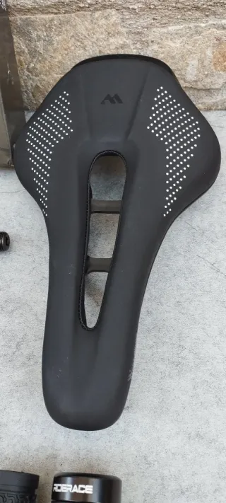 JUEGO DE SILLÍN, PUÑOS Y PEDALES EN COLOR NEGRO.