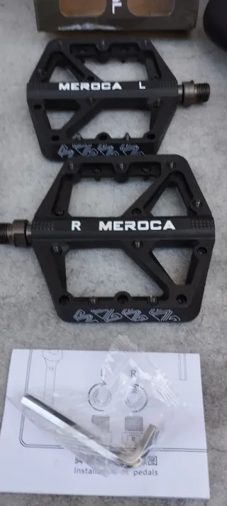 JUEGO DE SILLÍN, PUÑOS Y PEDALES EN COLOR NEGRO.