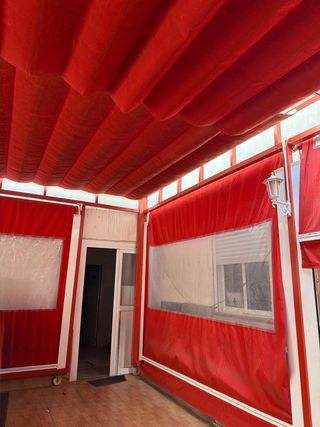 Toldos rojos y transparentes