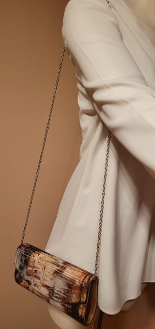 Bolso de mano con cadena