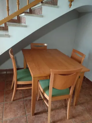 Mesa comedor extensible y 4 sillas madera