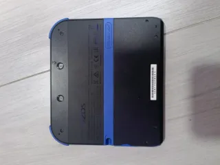 LOTE Nintendo 2DS Negra y azul + Cargador + Juegos