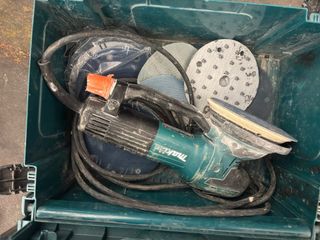 Lijadora Makita con discos de lija