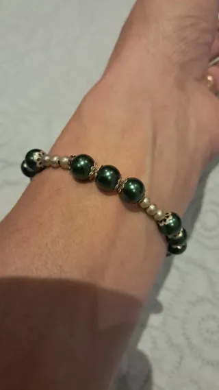 Braccialetto perline verdi e argento.