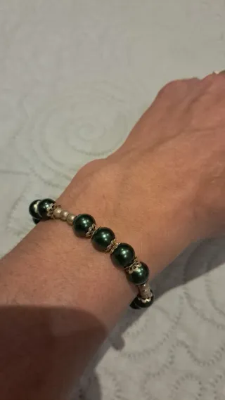 Braccialetto perline verdi e argento.