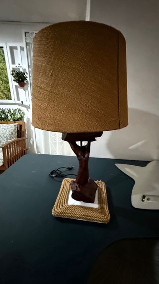 Lámpara de mesa rústica madera y cuerda