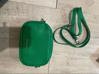 Bolso verde Stradivarius con correa