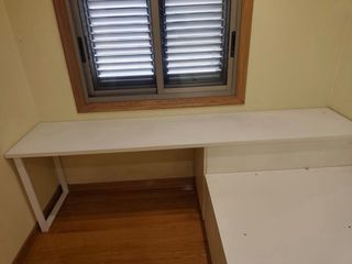 Cama con mesa y zapatero