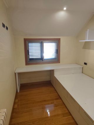 Cama con mesa y zapatero