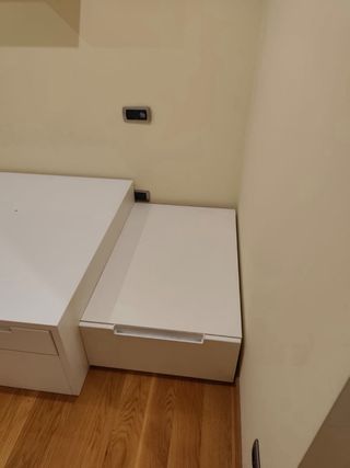 Cama con mesa y zapatero