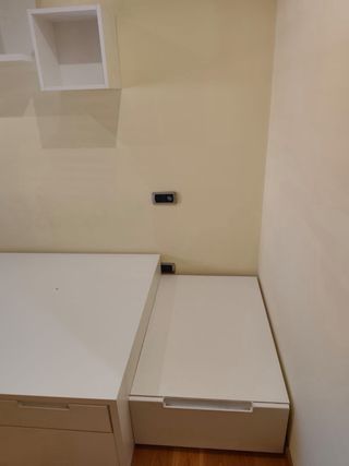 Cama con mesa y zapatero