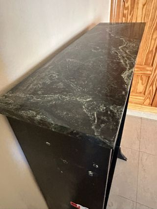 Librería negra con tapa de mármol