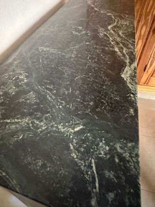 Librería negra con tapa de mármol