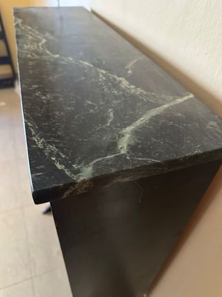 Librería negra con tapa de mármol