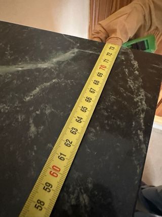 Librería negra con tapa de mármol