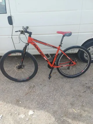 Bicicleta de montaña roja