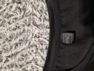 Camiseta negra y gris