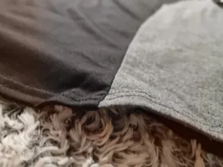 Camiseta negra y gris