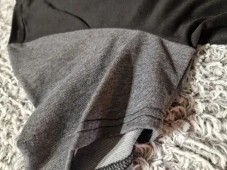 Camiseta negra y gris