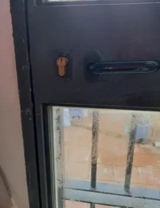 PUERTA DE HIERRO CON CRISTALES + LLAVES + MARCO