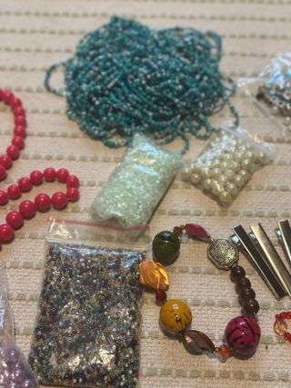 Bote con bisutería y abalorios para manualidades