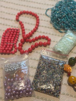 Bote con bisutería y abalorios para manualidades