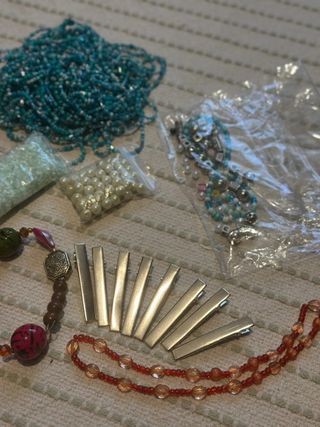 Bote con bisutería y abalorios para manualidades