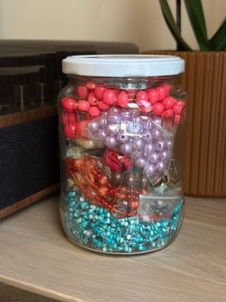 Bote con bisutería y abalorios para manualidades