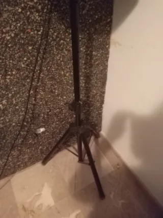 Mesa amplificadora y dos columnas.